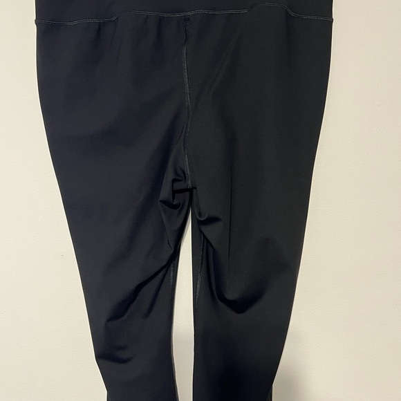LIVI By Lane Bryant~Yoga/Activewear Black Capri Leggings~front Cutouts~Sz 18/20 - Picture 3 of 6